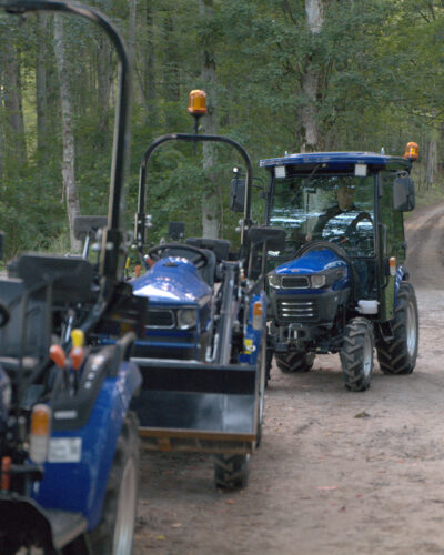 Ciągniki kompaktowe Farmtrac w lesie