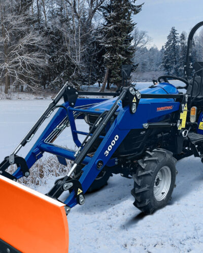 22 4WD z ładowaczem czołowym i pługiem