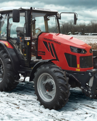 680DT V w kolorze czerwonym zimą